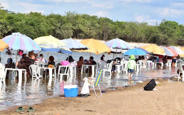 Eleitores de Boa Vista vão à praia após votar no domingo