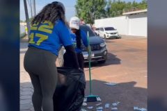 Equipe de candidato recolhe santinhos jogados em Boa Vista e interior