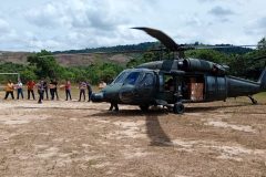 Força Aérea entrega urnas eletrônicas em Uiramutã para votação