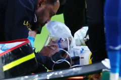 Goleiro Dibu Martinez sai de maca após choque com Branthwaite
