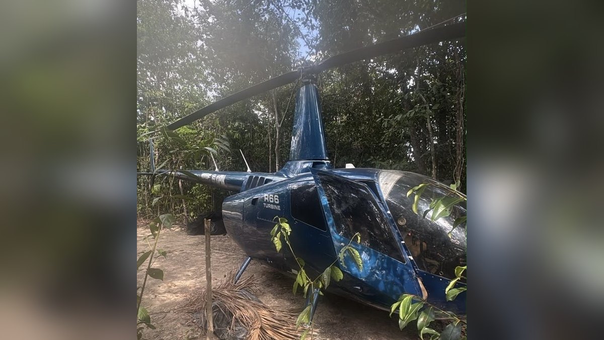 Helicóptero Robinson R66 Turbine escondido em área de mata no Amajari, em Roraima