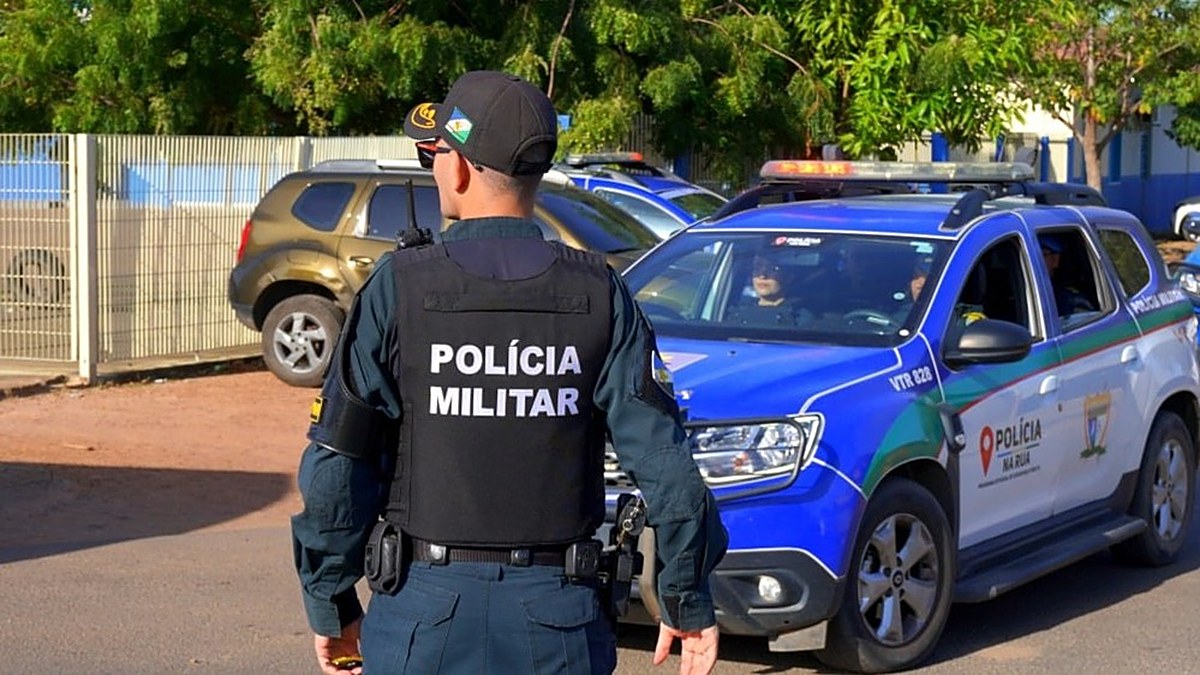 Policial militar ao lado de viatura da Polícia Militar de Roraima, em foto de arquivo