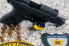 Homem preso por agressão e ameaça em bar com apreensão de pistola