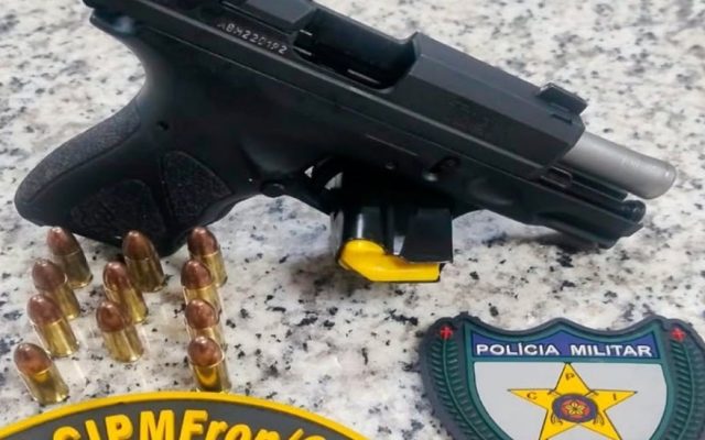 Homem preso por agressão e ameaça em bar com apreensão de pistola
