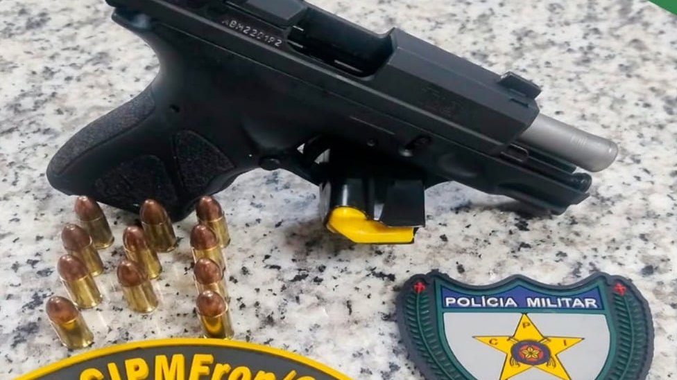 Homem preso por agressão e ameaça em bar com apreensão de pistola