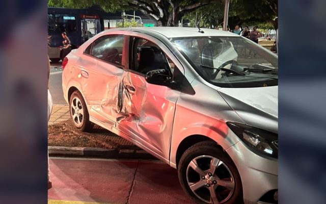 Idoso fica ferido após ônibus da prefeitura bater em carro em Boa Vista