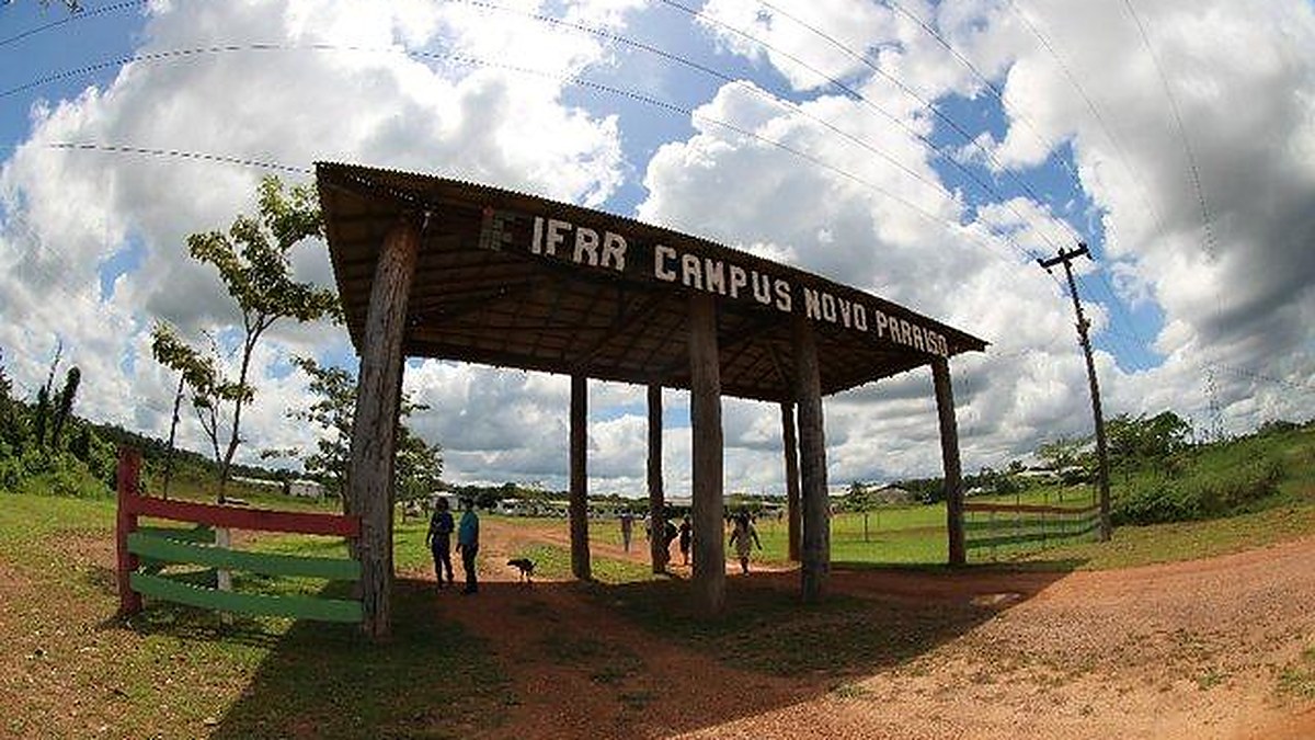 Portal de madeira na entrada do Campus Novo Paraíso do IFRR, em dia de céu azul