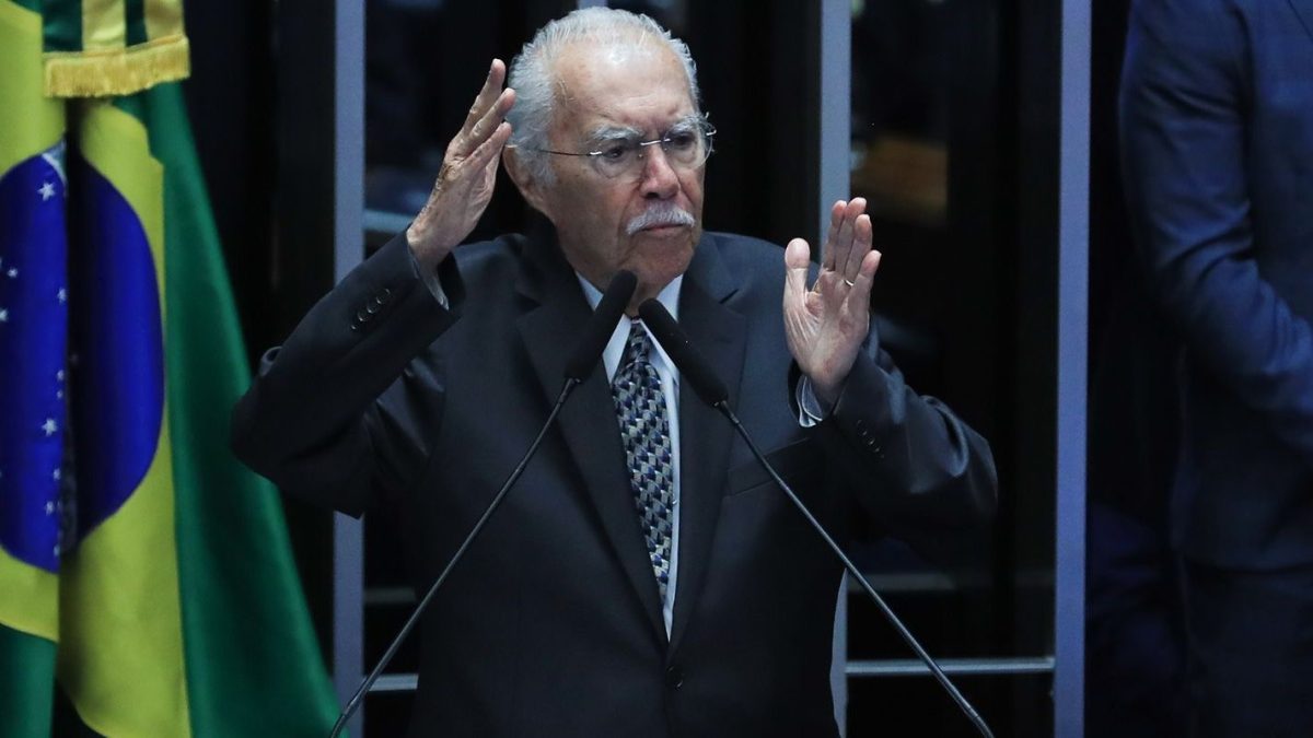 José Sarney internado em UTI após cirurgia abdominal