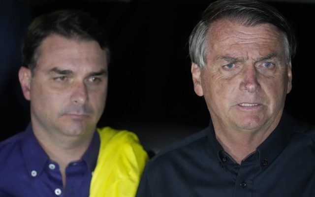 Moraes autoriza retomada de visitas de Flávio Bolsonaro ao ex-presidente