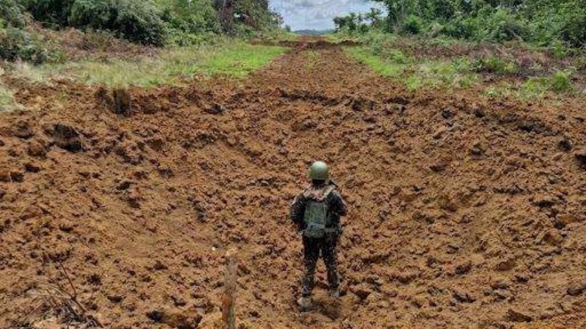 Militar ao lado de pista de pouso clandestina destruída com explosivos na Terra Indígena Yanomami, em Roraima