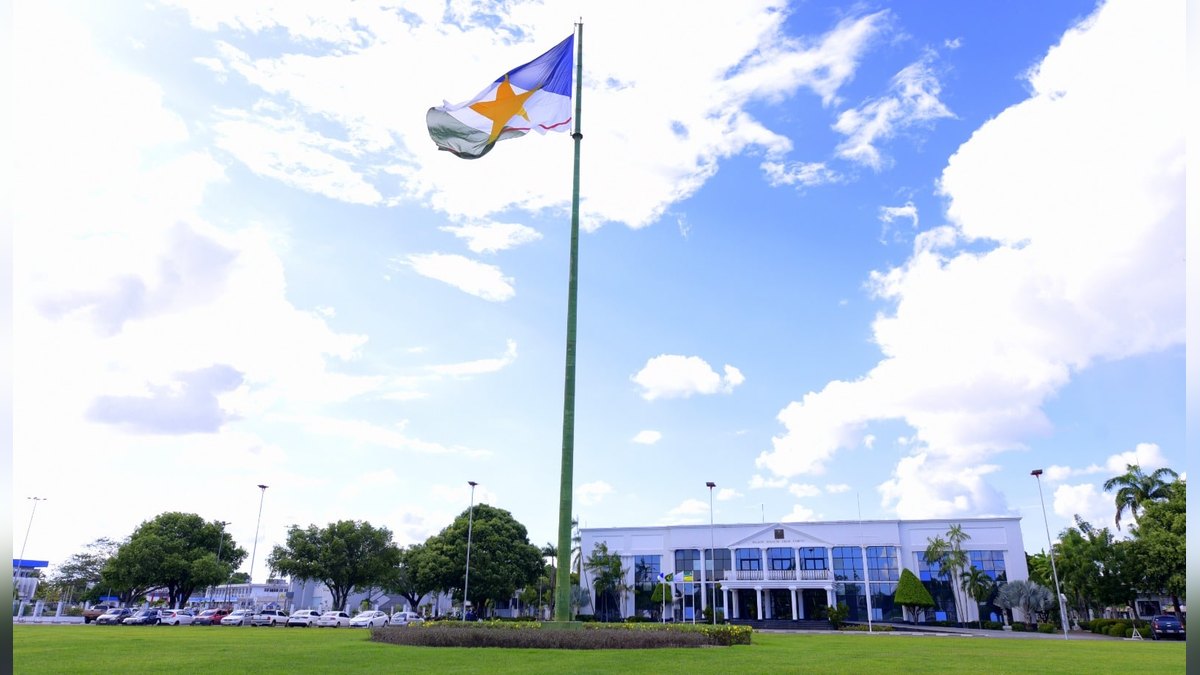 Fachada do Palácio Senador Hélio Campos, sede do Governo de Roraima, com a bandeira do estado