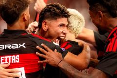 Palmeiras goleia Corinthians 4×1 e segue na cola do líder Flamengo