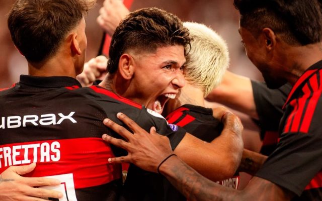 Palmeiras goleia Corinthians 4×1 e segue na cola do líder Flamengo