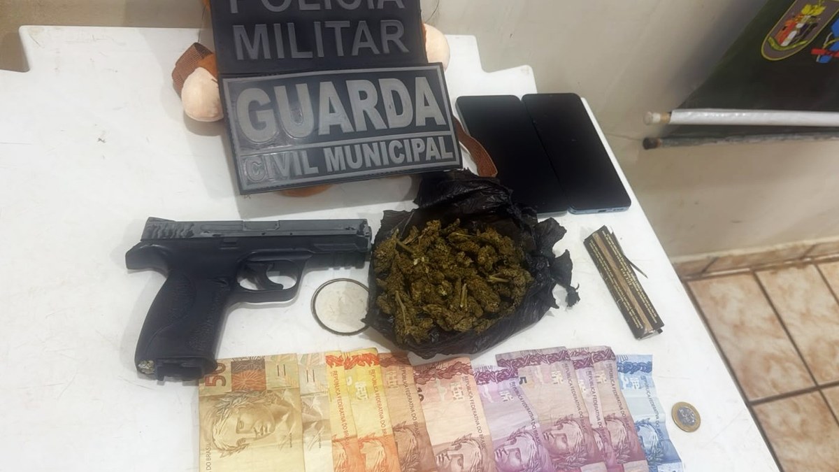 Simulacro de arma, porção de substância semelhante à maconha, celulares e dinheiro apreendidos pela PM em Bonfim