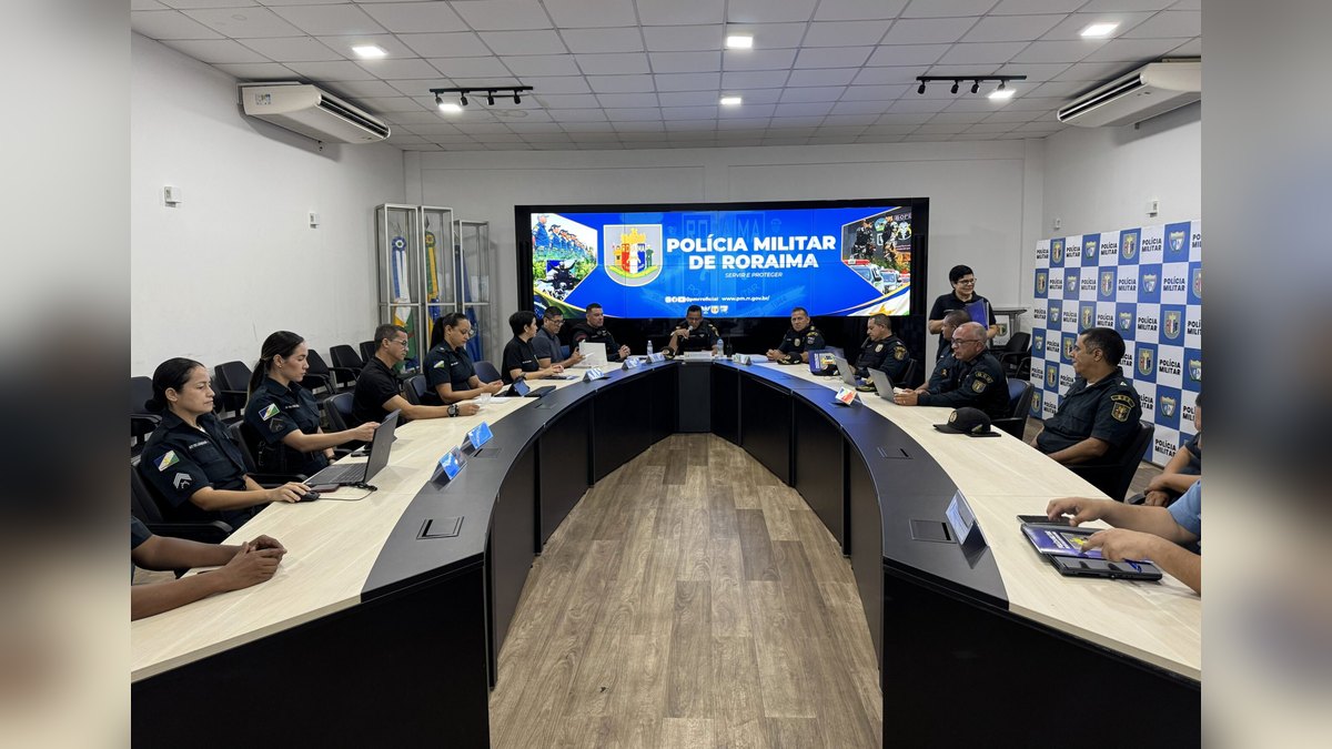 Policiais militares reunidos na sala de situação da PMRR para o segundo turno em Roraima