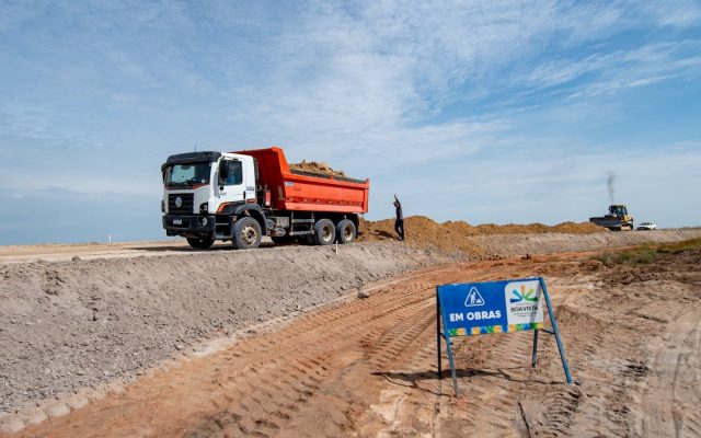 Prefeitura de Boa Vista melhora vicinal BVA-152 com terraplenagem