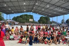 Projeto leva cinema e doa brinquedos a 150 crianças no Cantá