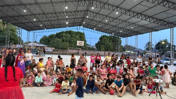 Projeto leva cinema e doa brinquedos a 150 crianças no Cantá