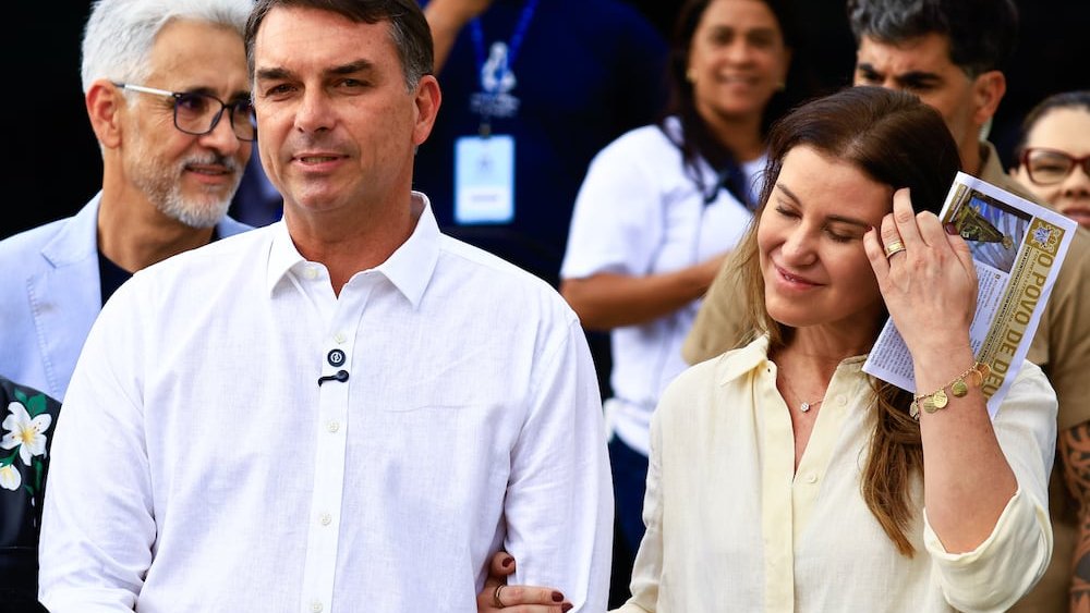 Propaganda eleitoral de Flávio Bolsonaro é exibida sem áudio na TV