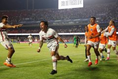 São Paulo vence Vasco e sonha com Libertadores
