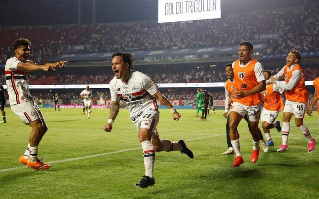 São Paulo vence Vasco e sonha com Libertadores