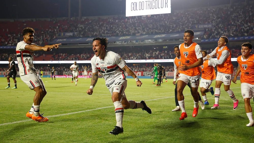 São Paulo vence Vasco e sonha com Libertadores
