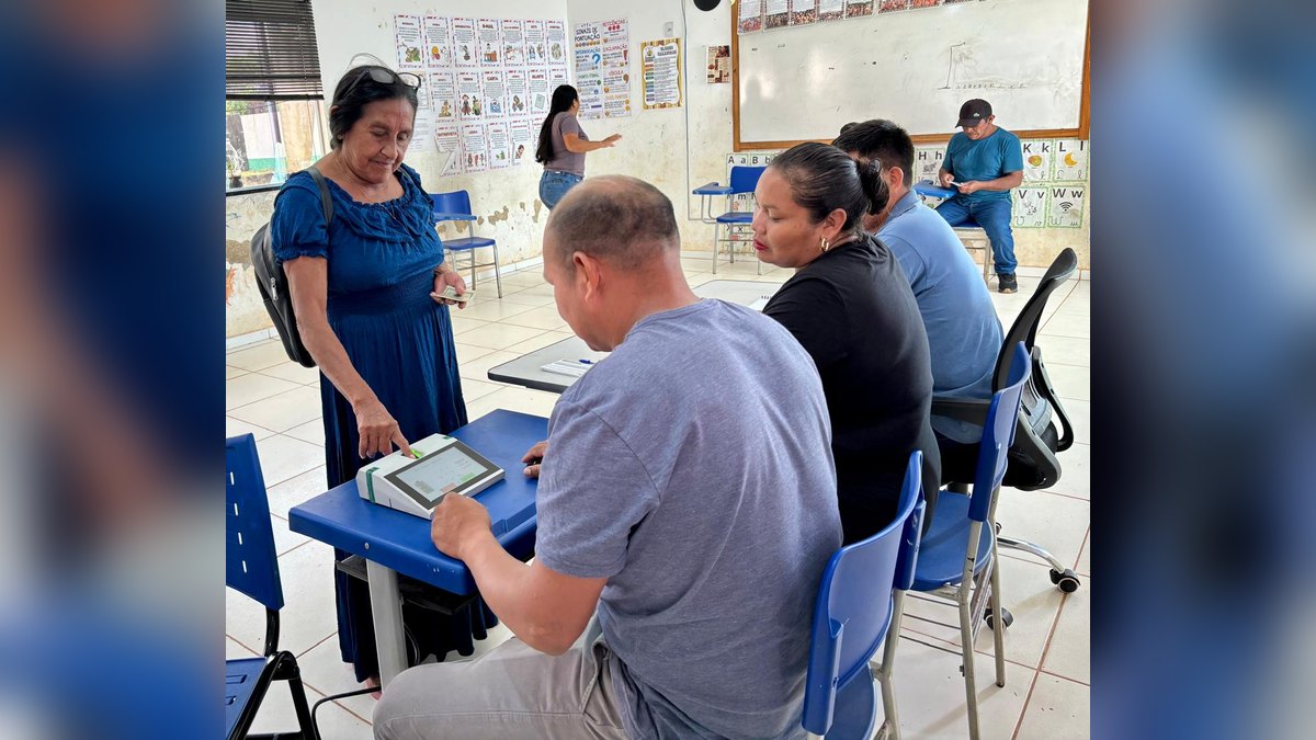 Eleitores votam em seção eleitoral durante o segundo turno das Eleições 2026 em Roraima