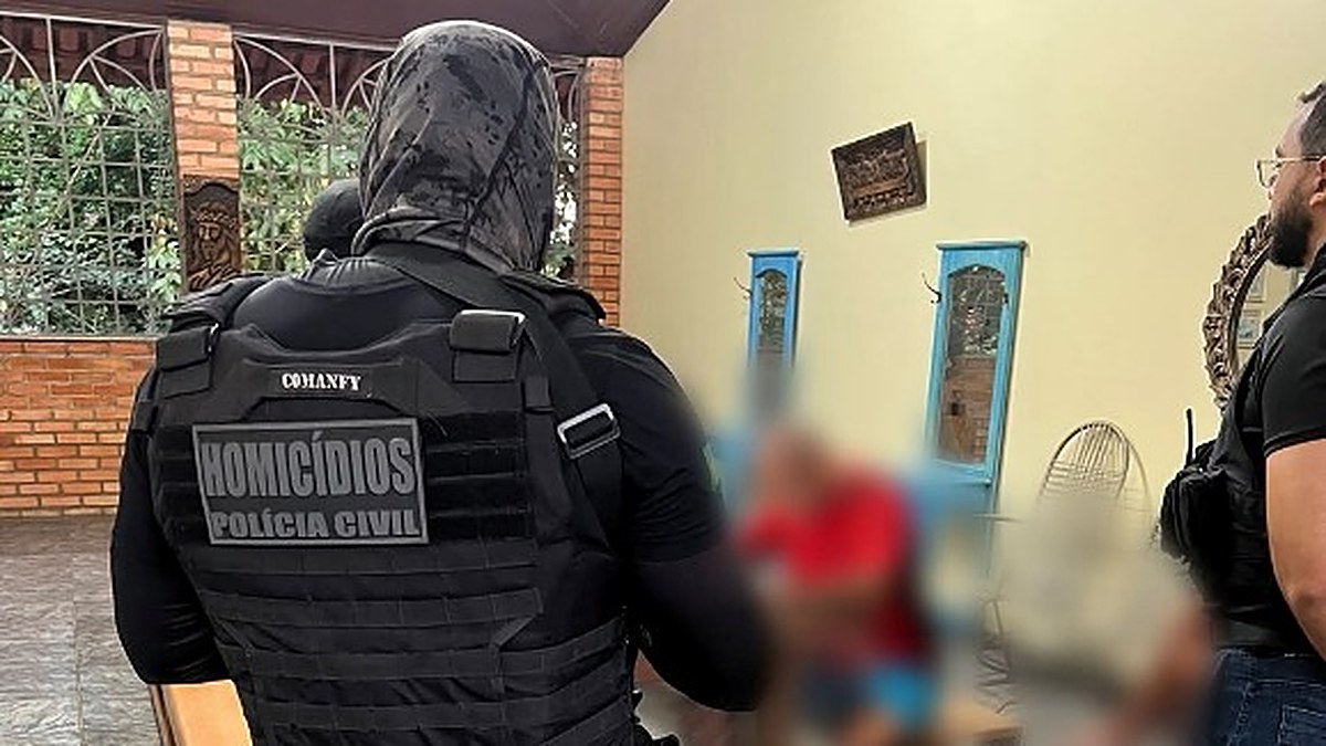 Agente da Delegacia Geral de Homicídios da Polícia Civil durante a prisão do ex-senador Telmário Mota em Boa Vista